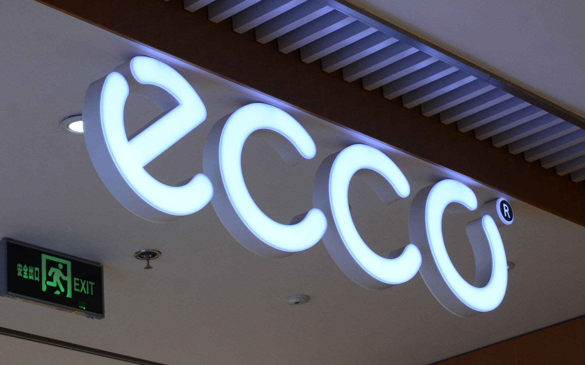 Trimless Face-lit Metal Channel Letters for Ecco