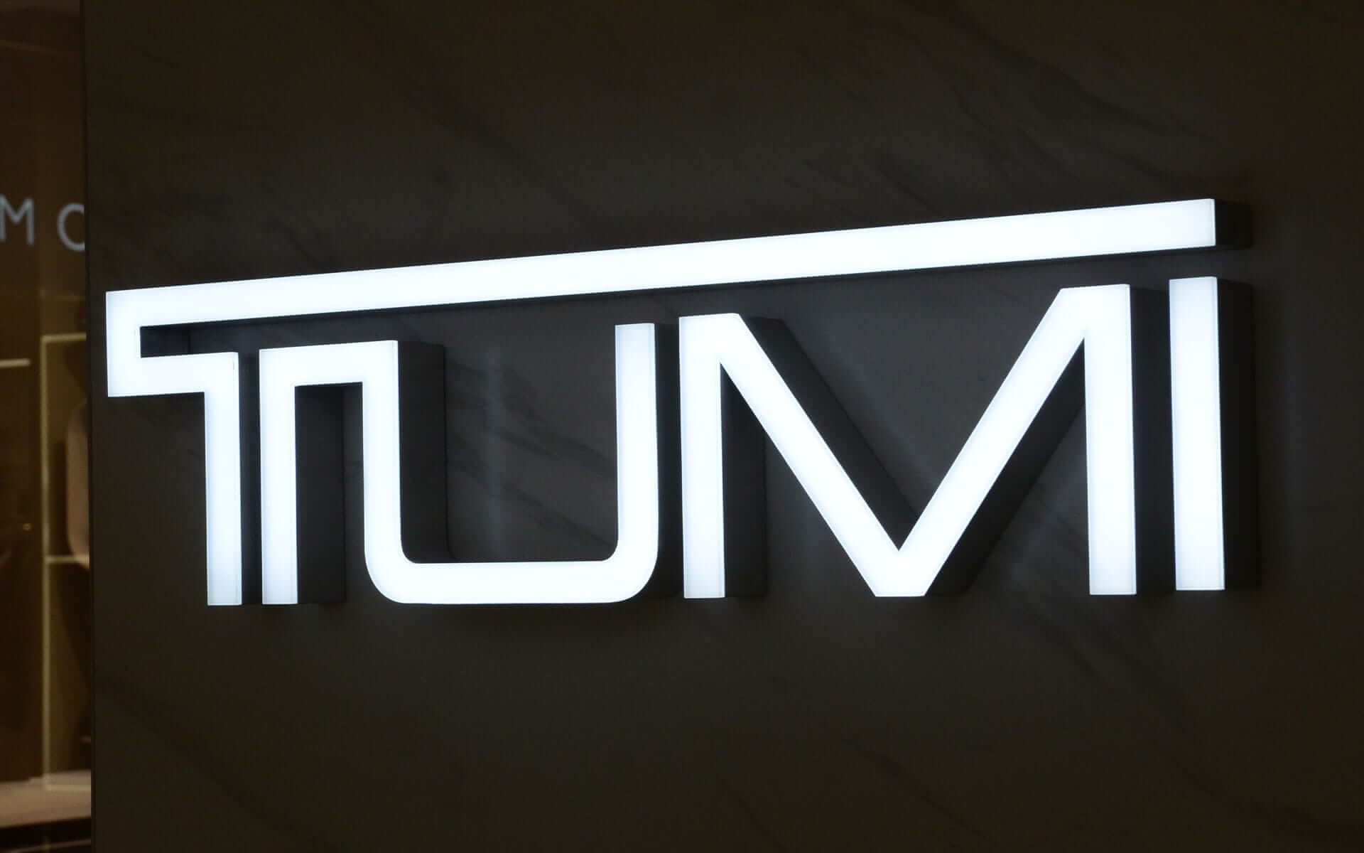 Trimless Face-lit Metal Channel Letters for Tumi