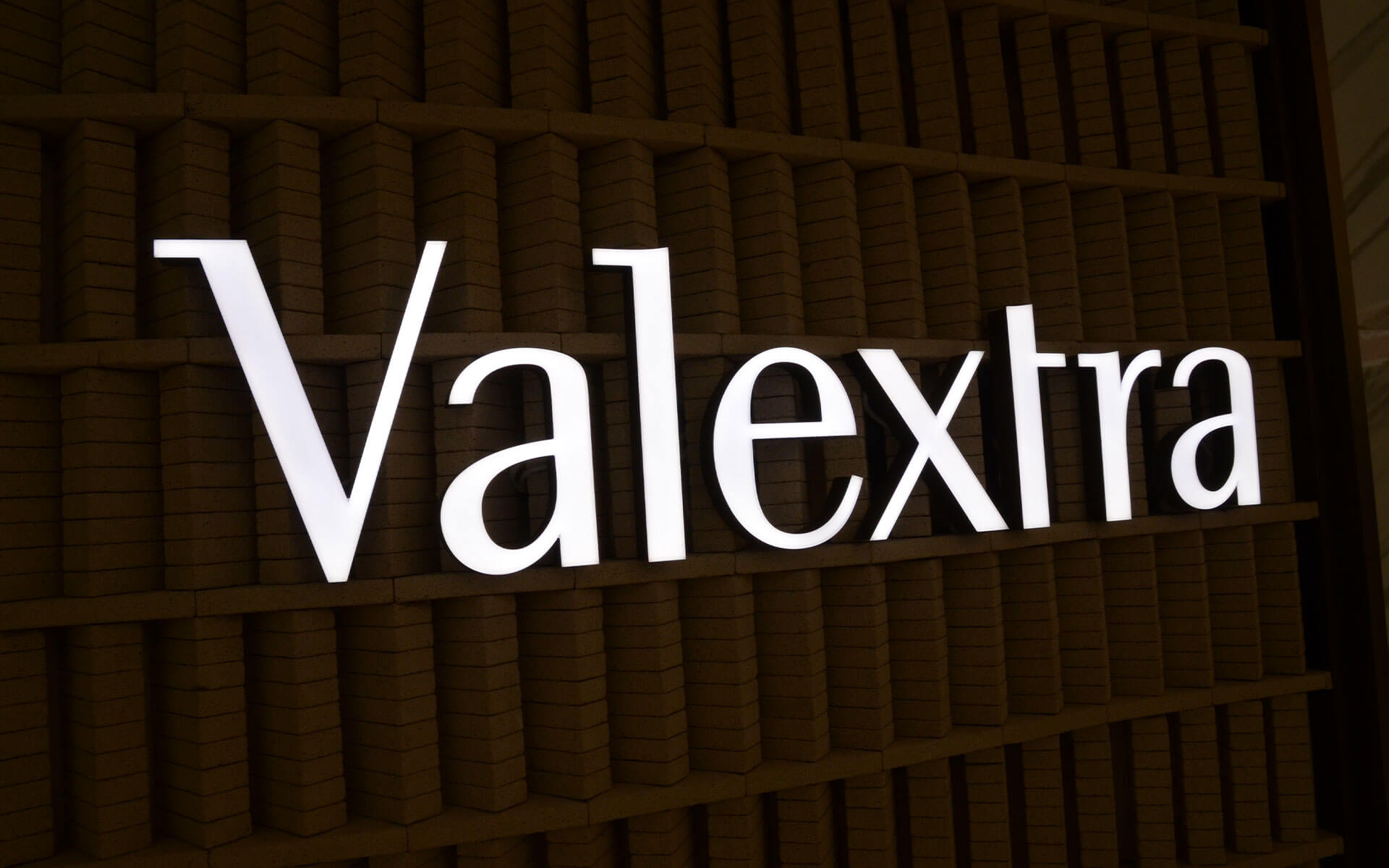 Trimless Face-lit Metal Channel Letters for Valextra